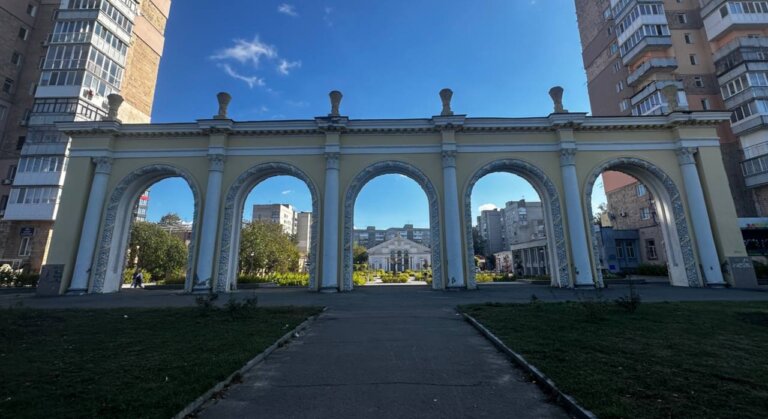 Мистецькі ворота сипляться