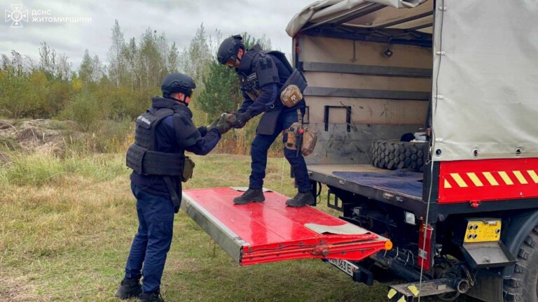 Піротехніки ДСНС області знищили три боєприпаси, що були виявлені у Житомирському районі