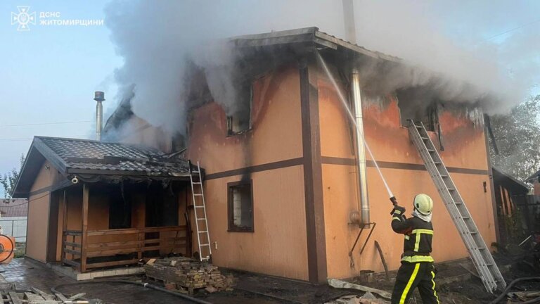 Сьогодні вранці в смт Пулини Житомирського район бійці ДСНС оперативно ліквідували пожежу