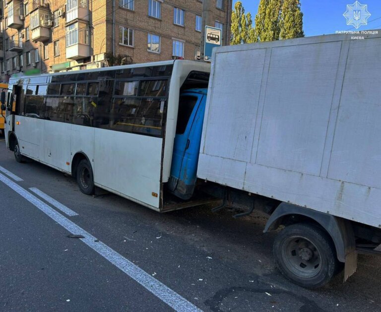Жах на дорозі: вантажівка влетіла в автобус в Києві