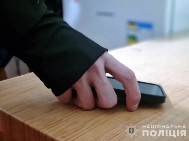Привласнив телефони товаришів: поліцейські викрили причетного до крадіжки у Станишівській громаді