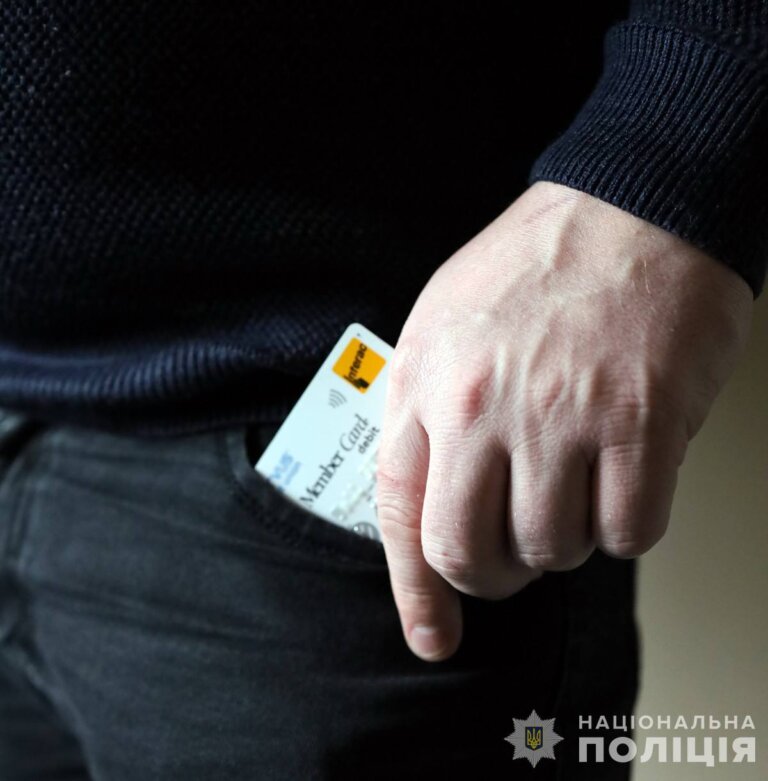 Поліція Бердичева викрила причетного до крадіжки грошей з картки пенсіонера