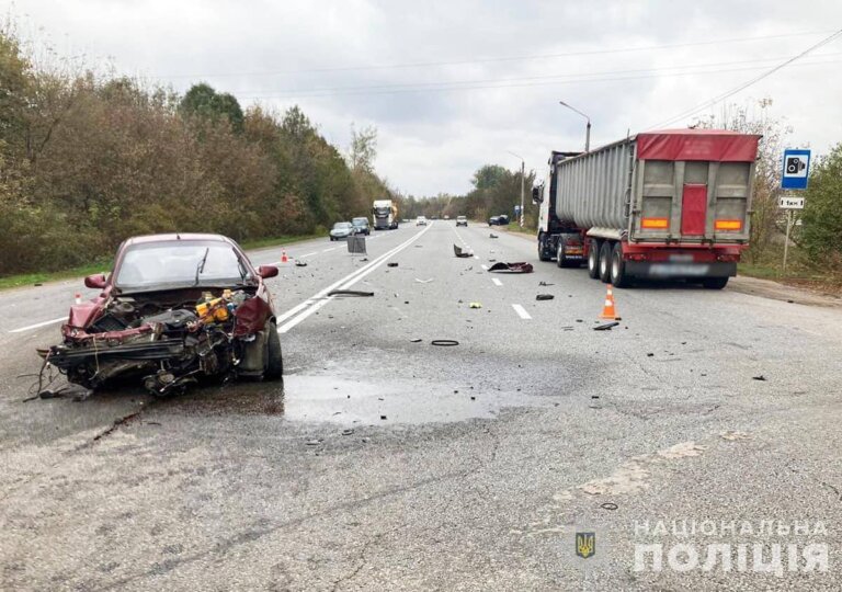 Неподалік Житомира в ДТП травмовано пасажирку легковика: поліція розпочала досудове розслідування
