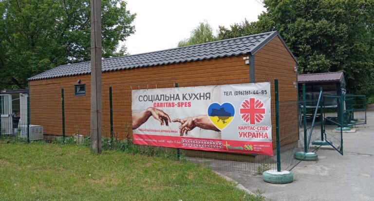 Відкрита реєстрація на гарячі обіди для ВПО від «Соціальної кухні»