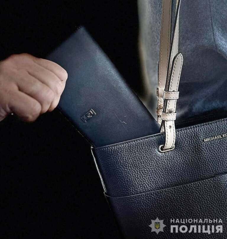 У Бердичеві раніше судимий львів’янин обікрав містянку: слідчі поліції оголосили чоловікові про підозру