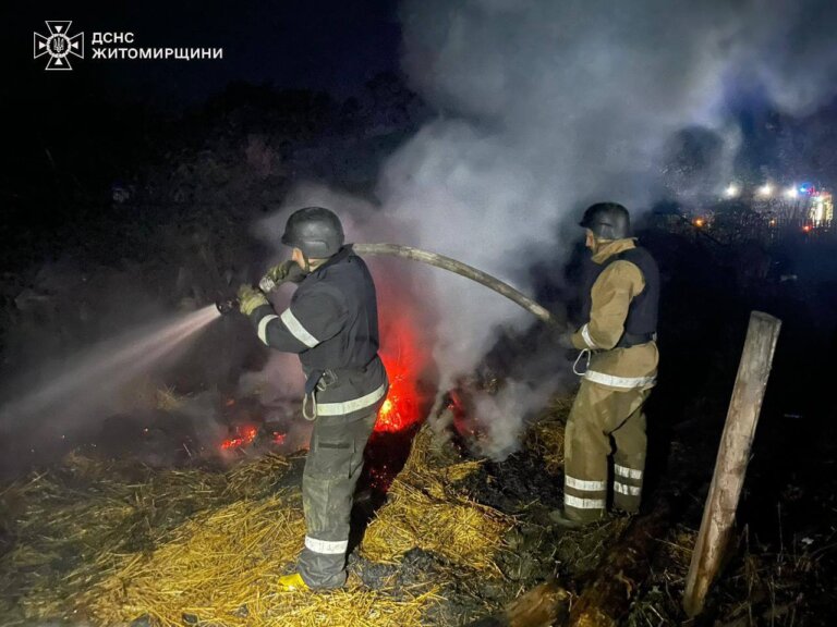 Сьогодні під час ворожої атаки на Житомирщині уламками пошкоджено господарську будівлю