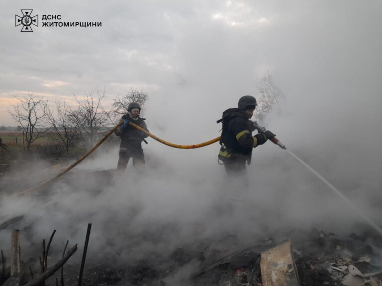 Вночі під час повітряної тривоги через падіння уламків ворожого безпілотника виникла пожежа в одному з населених пунктів Житомирського району