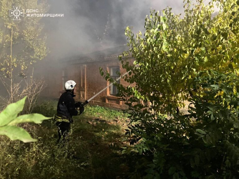 Сьогодні вночі бердичівські рятувальники ліквідували пожежу в житловому будинку