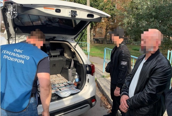 У Житомирській області затримали податківця, який вимагав 6000 доларів