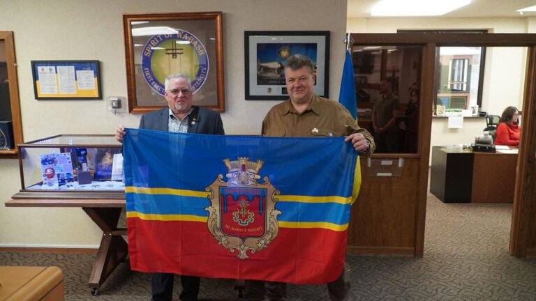 Прапор Коростеня був переданий меру міста Вобаш Скотту Лонгу (США, штат Індіана)