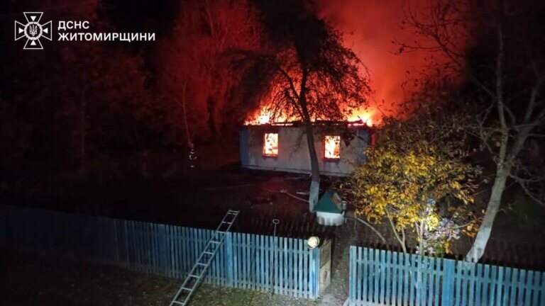 Житомирський район: під час пожежі в будинку виявлено тіла двох людей