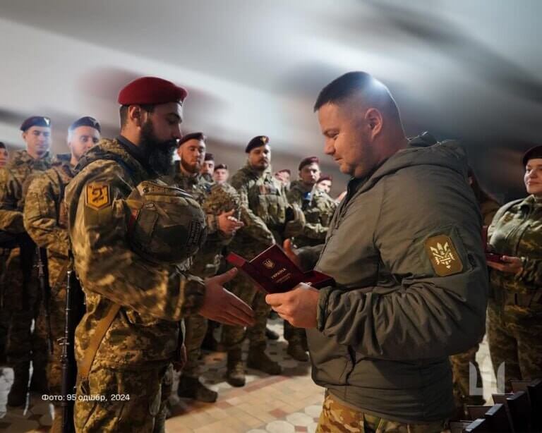 Командир 95 окремої десантно-штурмової Поліської бригади Олег Апостол нагородив воїнів, які щодня воюють зі злом та захищають