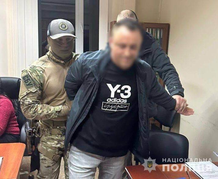І знову Оліївська ОТГ: На Житомирщині за вимагання 52 тисяч доларів хабара поліцейські викрили посадовця сільської ради та двох депутатів