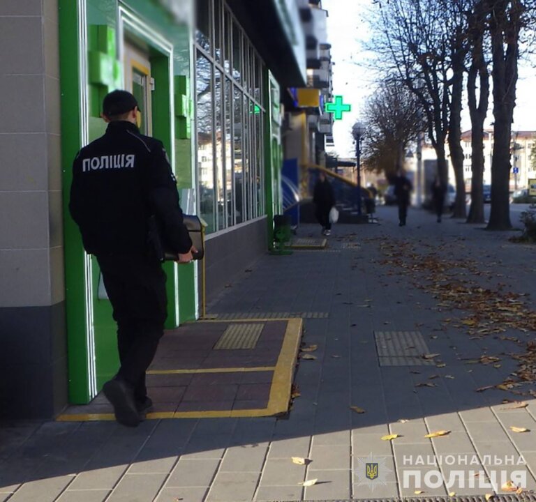 До аптеки не за ліками: житомирські поліцейські затримали підозрюваного у пограбуванні