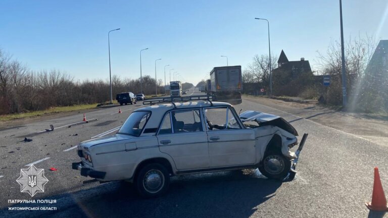 До уваги водіїв! У зв’язку з ДТП з потерпілими поблизу села Двірець Житомирської області рух транспорту на місці пригоди частково ускладнений в обох напрямках