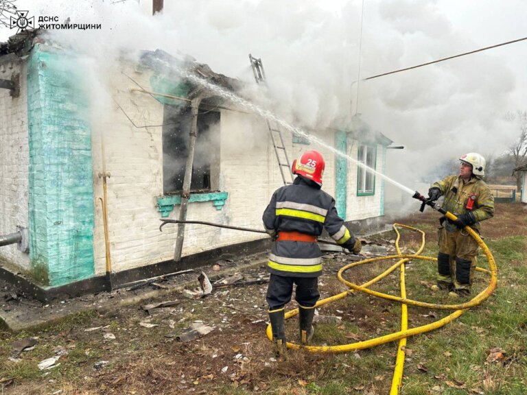 Вранці 8 листопада під час гасіння пожежі в оселі вогнеборці виявили тіло чоловіка