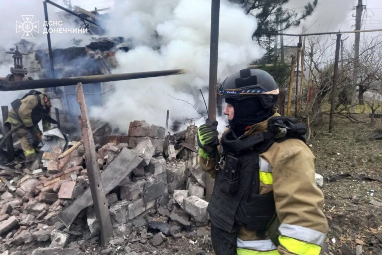 Донеччина: ворог 9 листопада завдав авіаудару по приватному житловому сектору Покровська