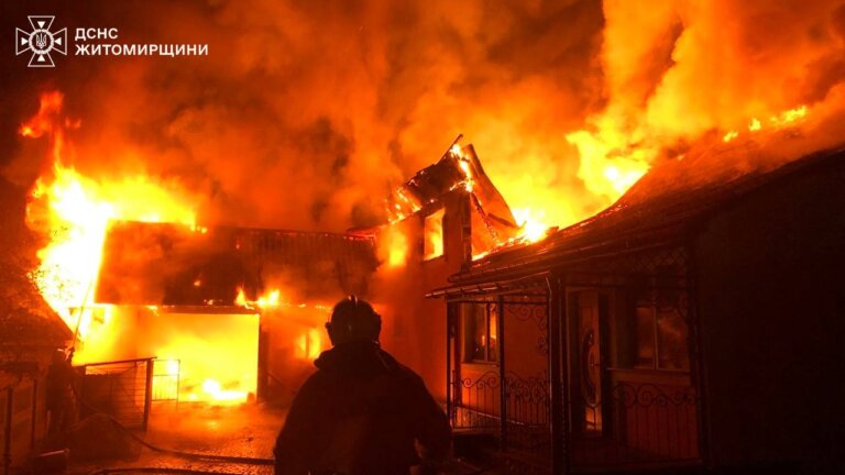 В одному із дачних масивів Житомирського району три відділення рятувальників залучалися на гасіння пожежі