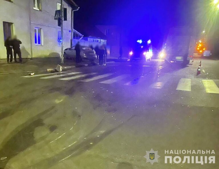 У Житомирі внаслідок зіткнення легковика та вантажівки травмовано чотирьох людей: поліція розпочала розслідування