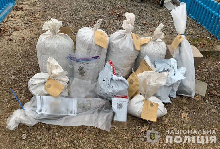Вилучили 40 кілограмів канабісу та зброю: поліція Житомирщини затримала наркодилера