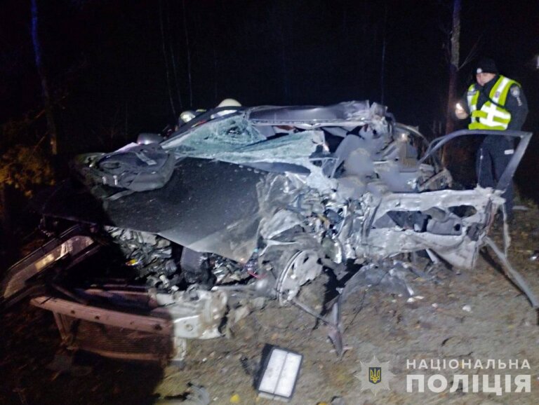 Двоє чоловіків загинули, ще один – тяжко травмований: поліцейські встановлюють обставини ДТП на Звягельщині