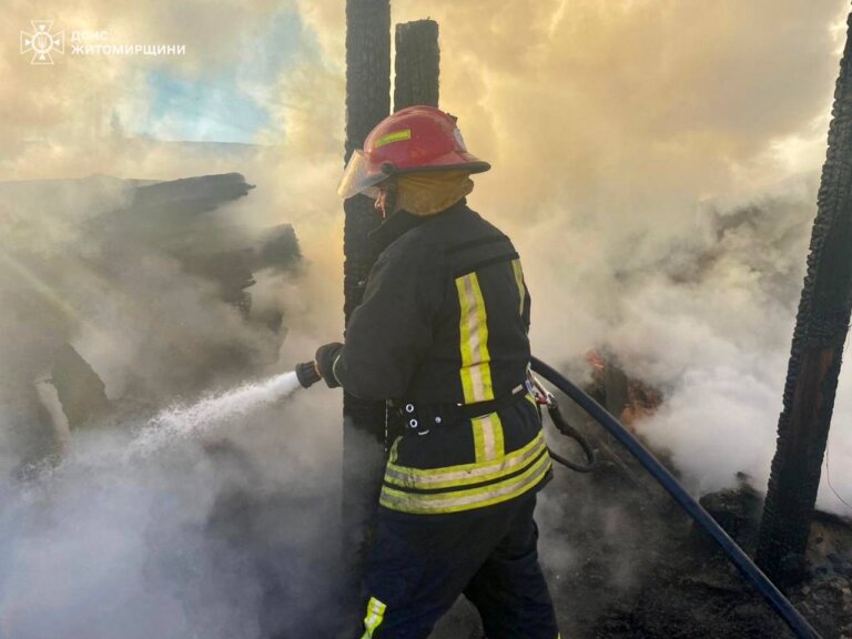 Вчора рятувальники ліквідували пожежу у споруді для зберігання дров у с. Романівка