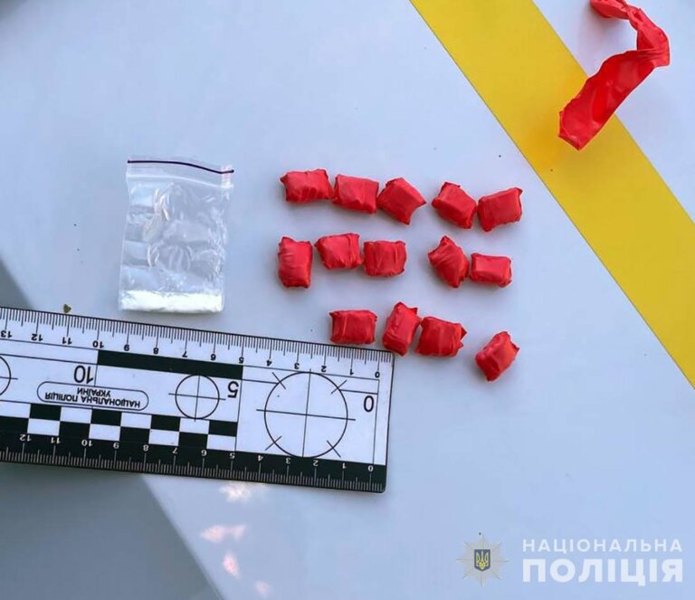 Планував зробити «закладки»: у Бердичеві поліцейські затримали 19-річного хлопця з наркотиками