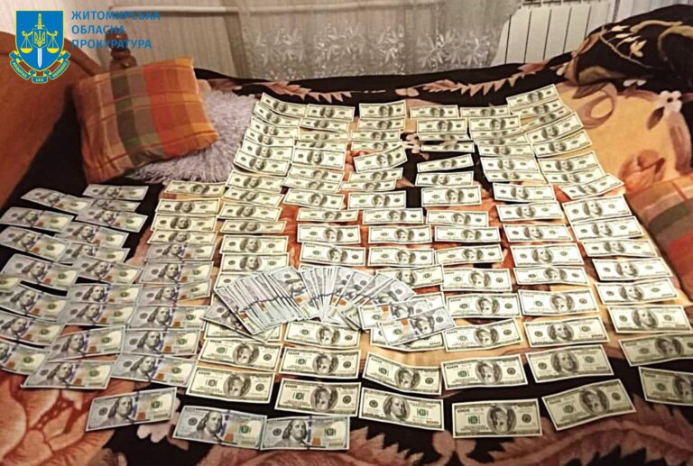 Вимагали хабарі за продовження військовослужбовцю групи інвалідності – на Житомирщині викрили лікаря та секретаря ЛКК (ФОТО)