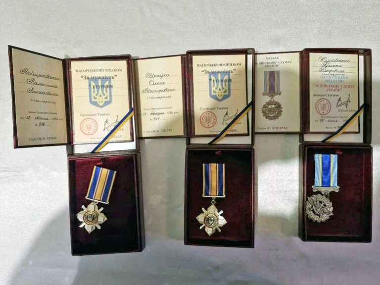 У Довбиші рідним загиблих військових вручили державні нагороди