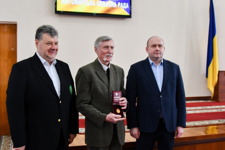 Почесне звання «Народний художник України» присвоєно Василю Кондратюку