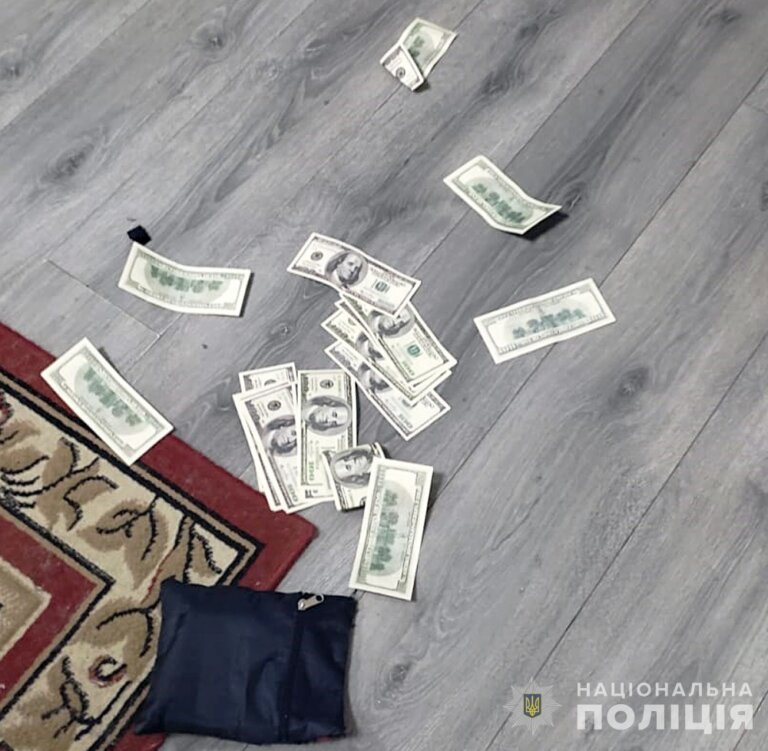 На Житомирщині правоохоронці затримали підозрюваних у вимаганні грошей у пораненого військового