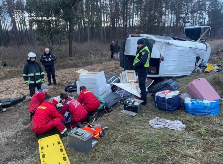 Сьогодні вранці рятувальники ліквідовували наслідки ДТП за участю вантажівки та мікроавтобуса