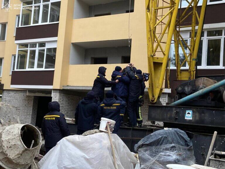 Сьогодні вдень рятувальники знімали тіло чоловіка з баштового крана