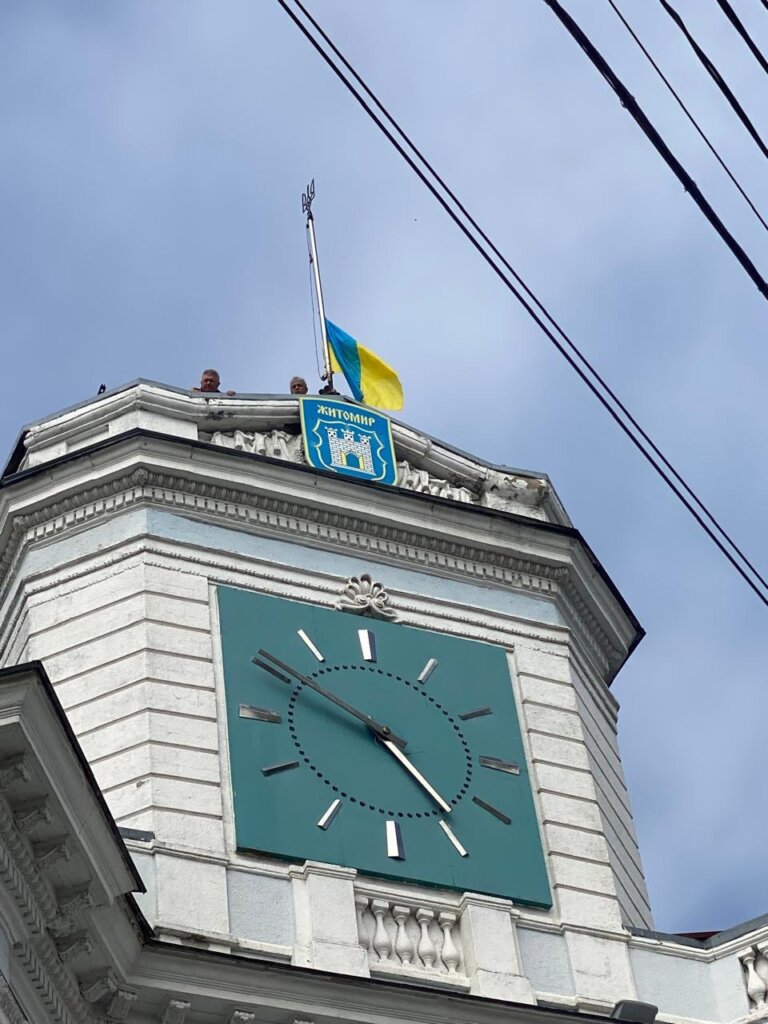 Враховуючи реалії війни, зовнішнє освітлення міста працює згідно з графіком відключень електроенергії, затвердженим АТ «Житомиробленерго»