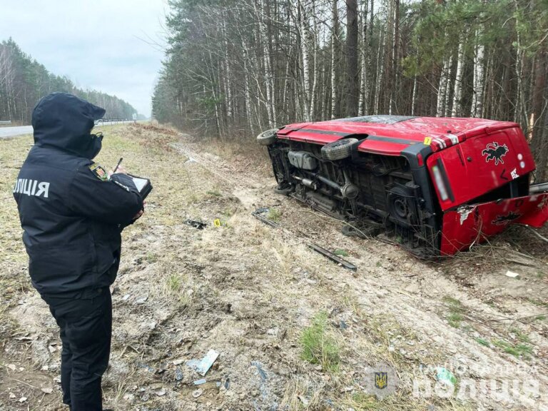 На Коростенщині поліція розслідує ДТП з травмуванням пасажирів мікроавтобуса
