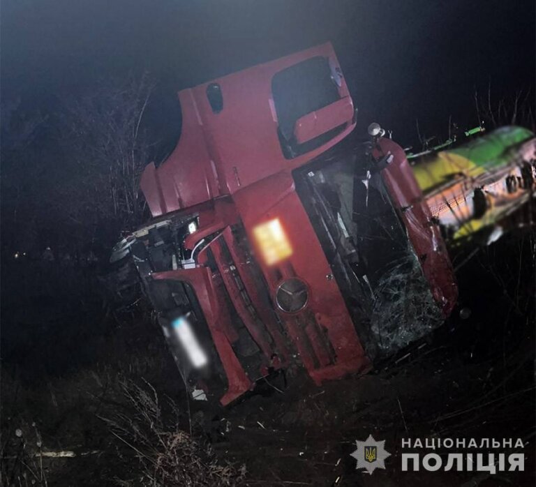 У Коростенському районі зіткнулися легковик та бензовоз: поліція розслідує обставини ДТП