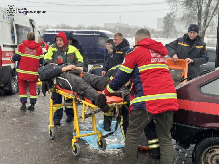 У Бердичеві рятувальники дістали трьох чоловік з ємності для палива, в якій проводились регламенті роботи