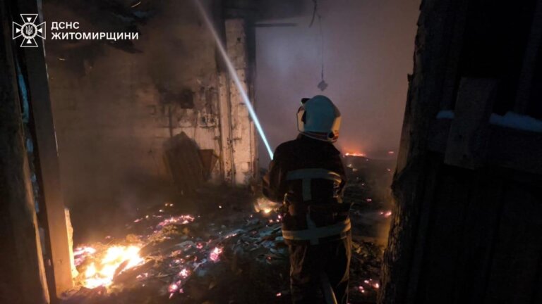 Рятувальники ліквідували пожежу у недіючій фермі в с. Вільшка Брусилівської громади Житомирського району