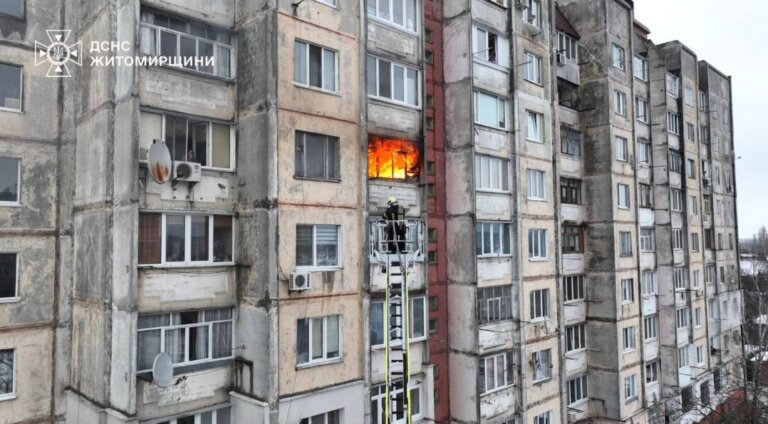 Житомир: на пожежі в квартирі виявили тіло людини, двох мешканців евакуювали