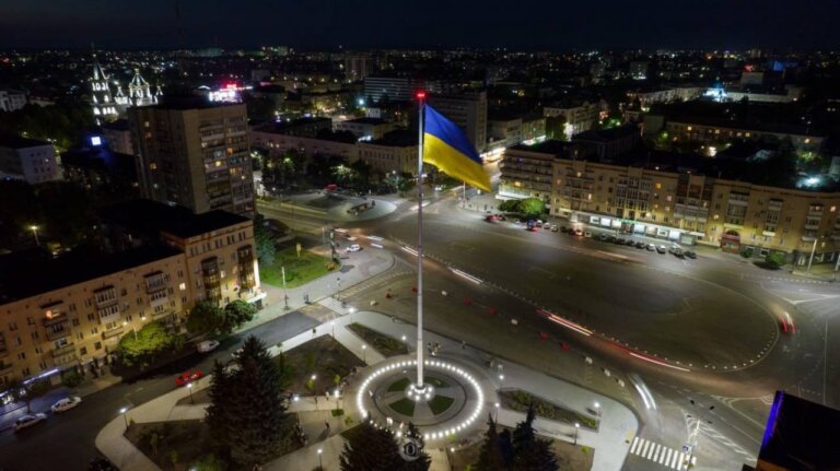 У зв’язку з негодою та сильними поривами вітру було знято головний прапор міста на Майдані Соборному