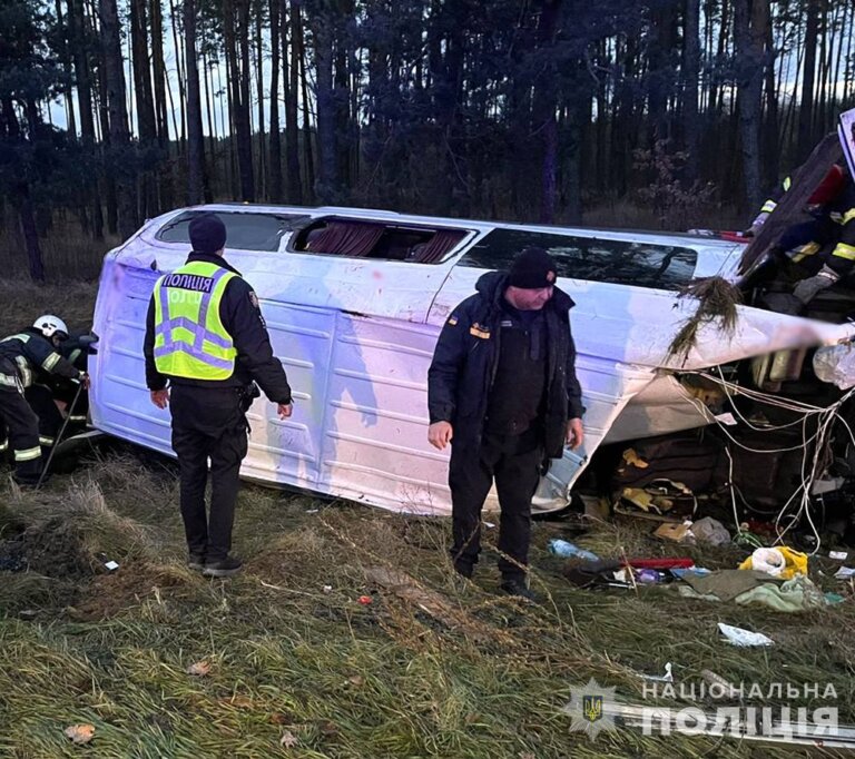 Поліція працює на місці ДТП з пасажирським мікроавтобусом у Житомирському районі