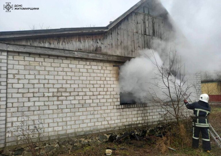 Звягельщина: під час ліквідації пожежі вогнеборці виявили тіло жінки