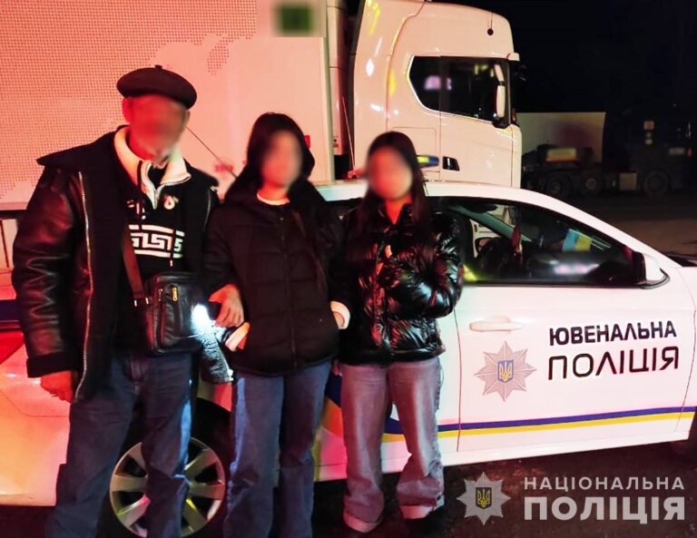 Житомирщина: поліцейські повернули додому двох неповнолітніх дівчат, які намагалися втекти за кордон
