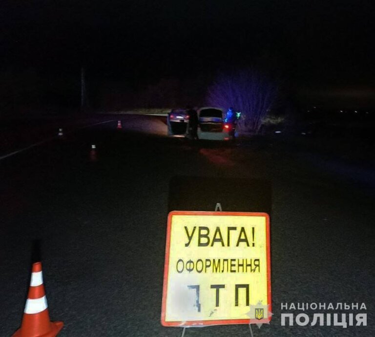 Поліція встановлює обставини ДТП з травмуванням пасажирки легковика неподалік Житомира