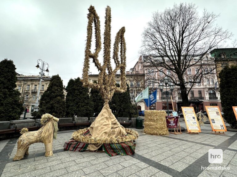 У Львові встановили найбільший в Україні тризуб із дідухів