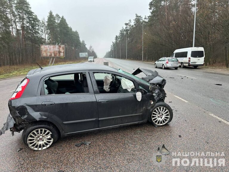 У подвійній ДТП у передмісті Житомира травмовано водія легковика: правоохоронці встановлюють обставини