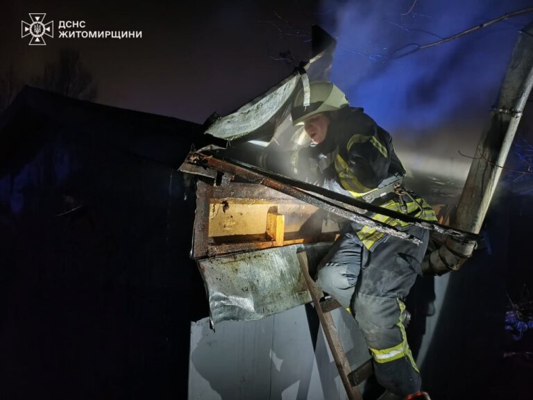 У Житомирі вогнеборці ліквідували пожежу в лазні