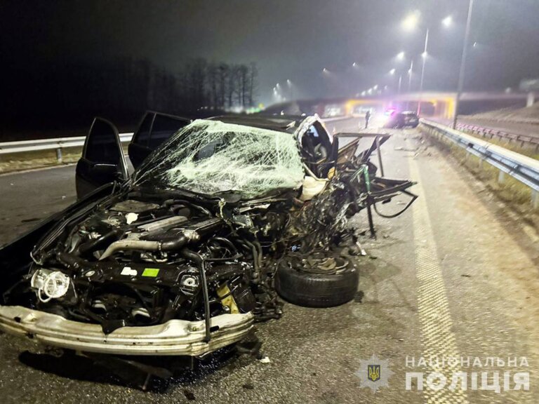 У подвійній ДТП неподалік Житомира загинув водій легковика, ще четверо людей – у лікарнях