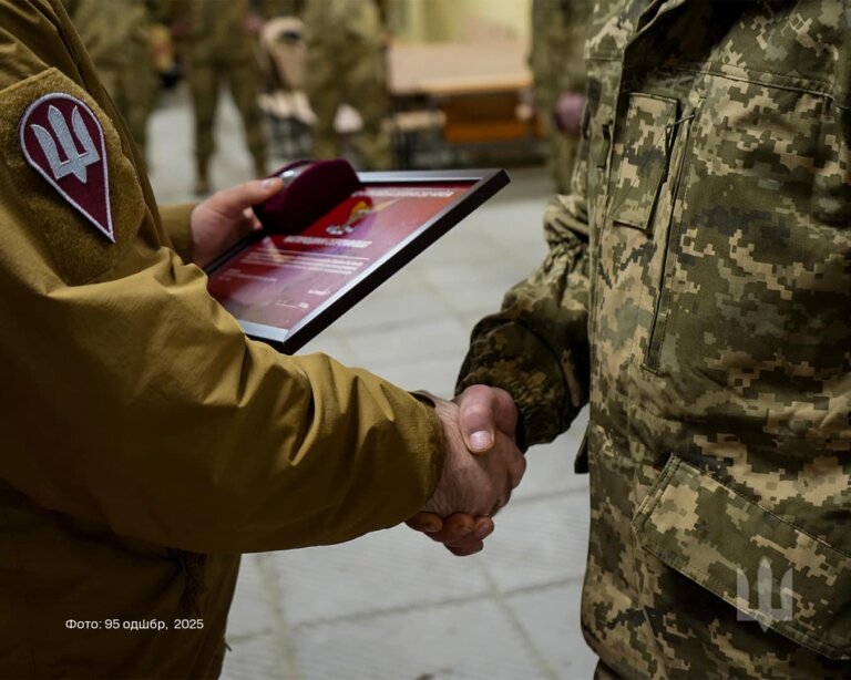 Командир житомирської 95-тої бригади відзначив нагородами захисників, які воюють із противником та наближають Перемогу