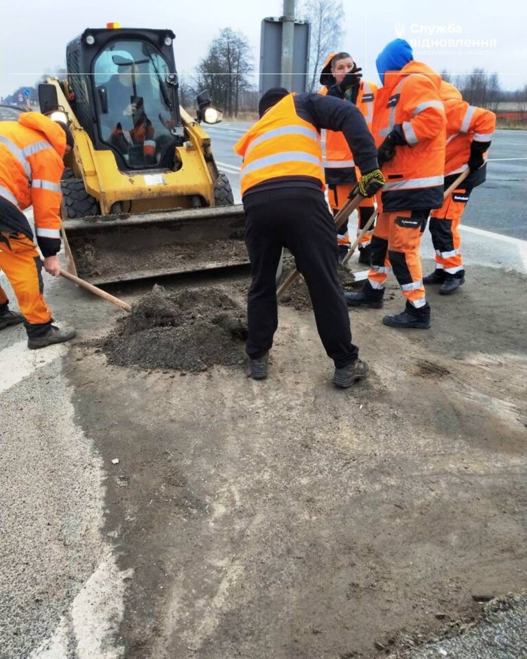 Вибоїни на державних дорогах Житомирської області ремонтують за допомогою холодних мінеральних сумішей